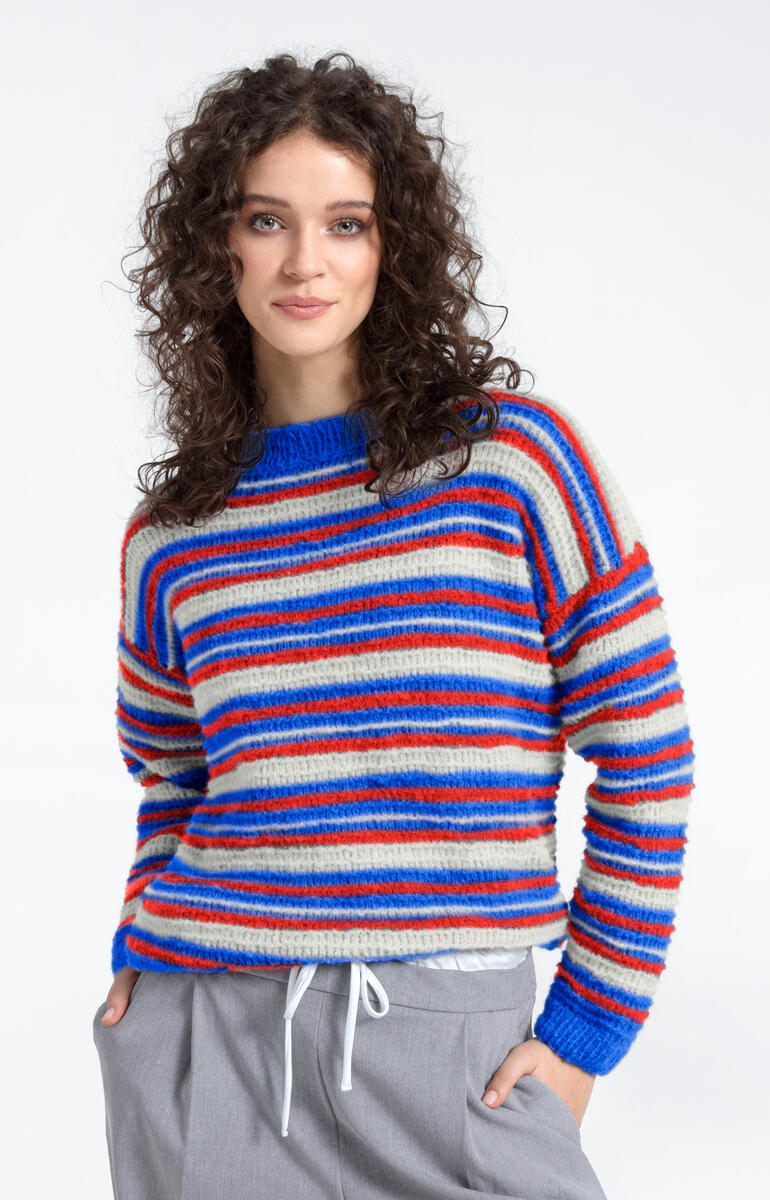 Gestreifter Pullover in lebhaften Farben, modisch und auffällig.