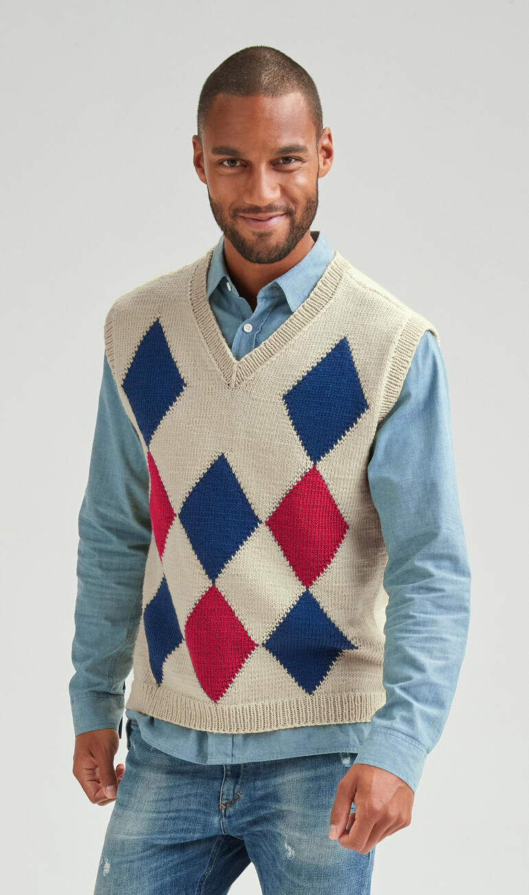 Mann trägt einen Pullunder aus Nuovo Merino 120 von Junghans-Wolle.