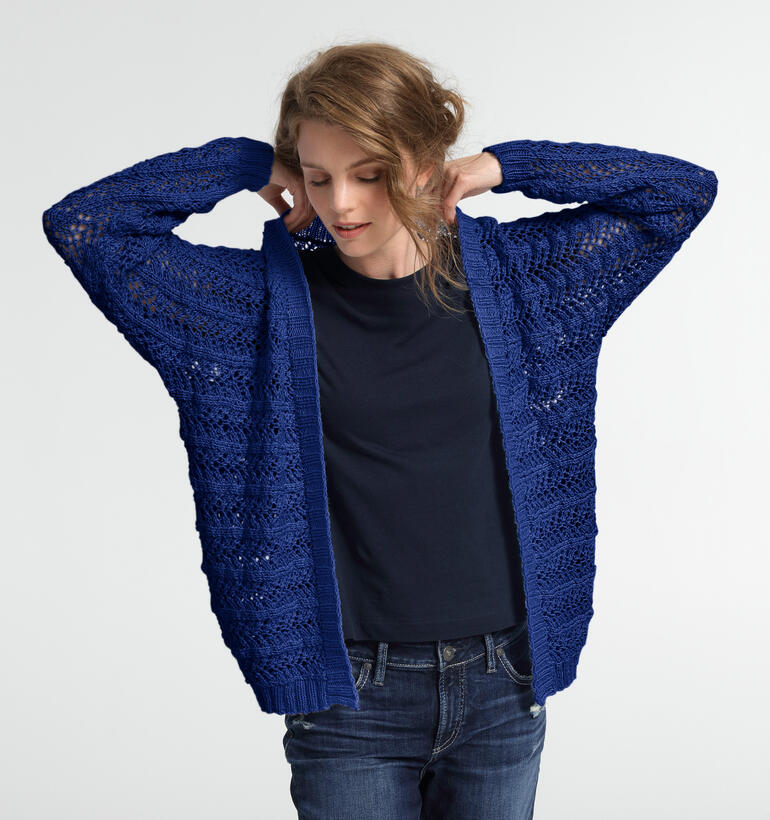Frau trägt eine Jacke aus Nuovo Merino 120 von Junghans-Wolle.