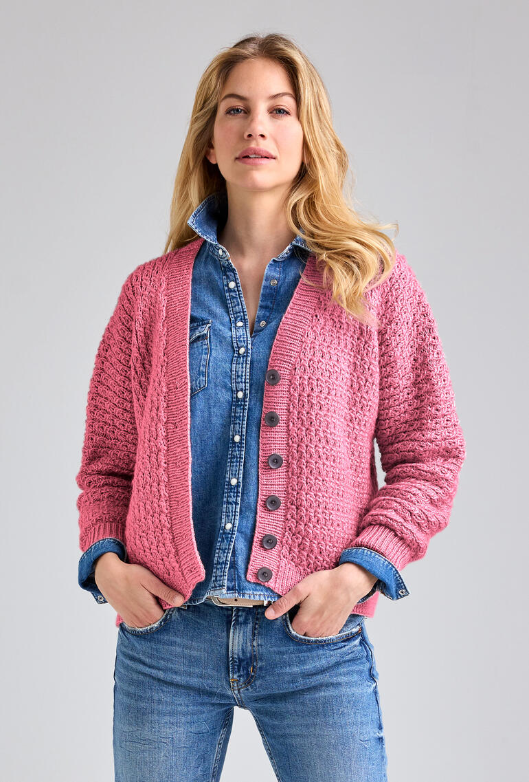 Frau trägt eine rosa Jacke aus Enny mit Knöpfen.