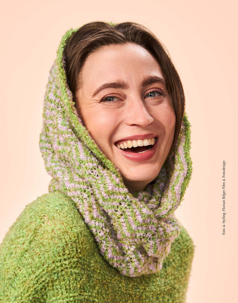 Loop aus Boucle, getragen von einer Weiblein, die lächelt.