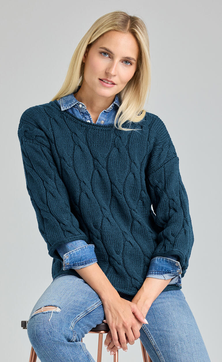 Dunkelgrüner Pullover aus All-Cotton mit Zopfmuster.