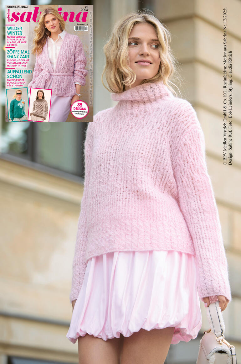 Rosa Pulli mit Zopfmuster aus Aerea, umgeben von einer modischen Umgebung.