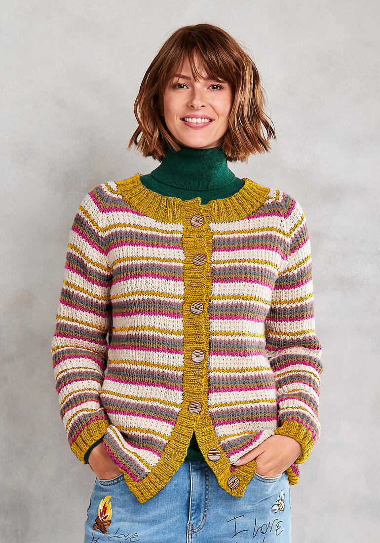 Gestreifte Jacke aus Monello-175 Uni, getragen von einer Frau mit lässigem Look.