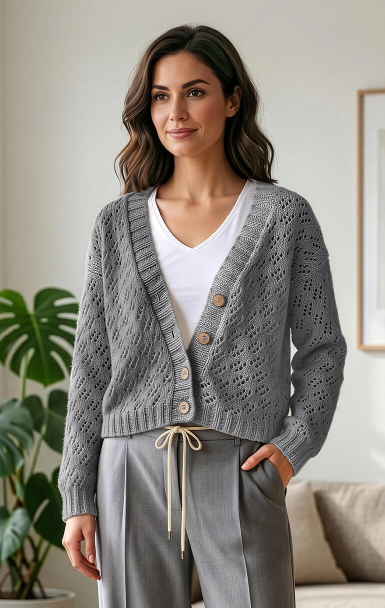Graue Jacke aus Fenella mit dekorativem Muster, getragen von einer Frau.