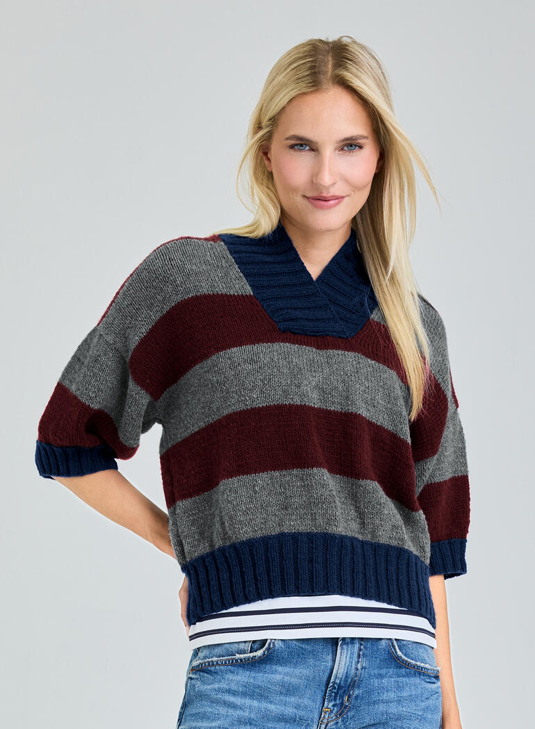 Gestrickter Pulli mit Kragen aus Wool-Cashmere, getragen von einer Frau mit kurzem Haar.