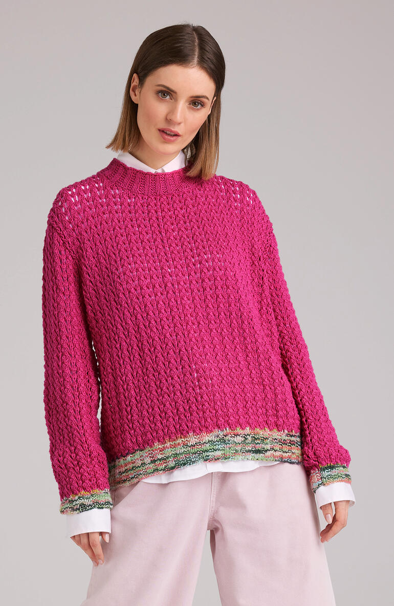 Frau trägt einen Pullover aus Nuovo Merino 120 und Merino-Print in Pink.