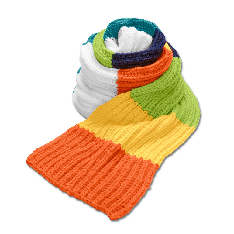 Bunter Schal in Streifenmuster, gefaltet und aufgewickelt.