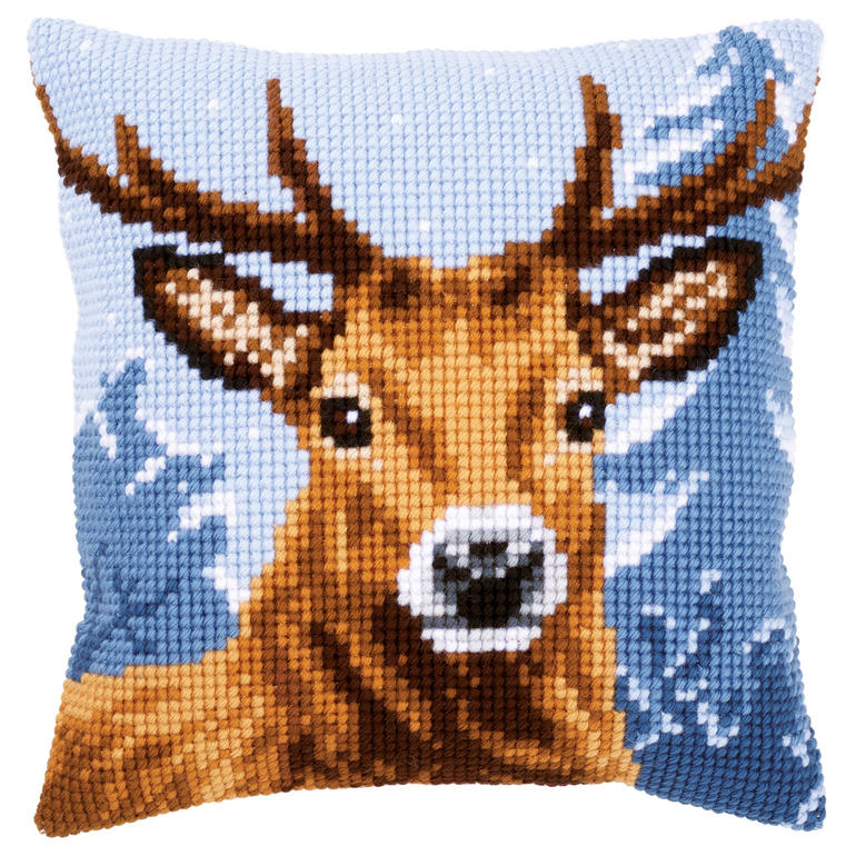 Kreuzstichkissen mit Hirsch auf blauem Hintergrund.