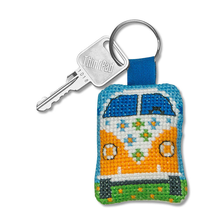 Schlüsselanhänger in Form eines bunten Busses.