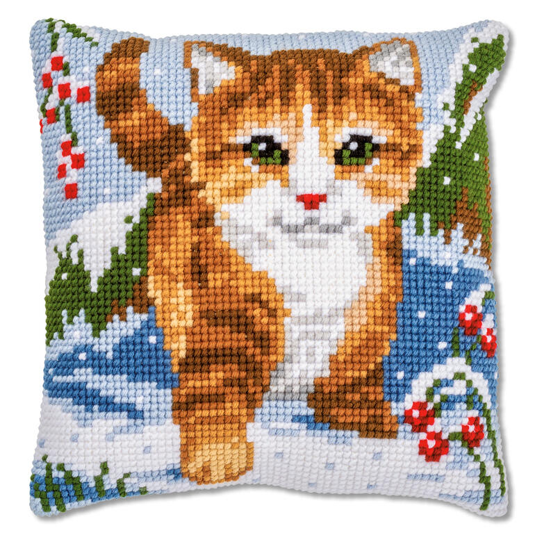 Kreuzstichkissen mit einer Katze im Schnee zwischen Pinienzweigen