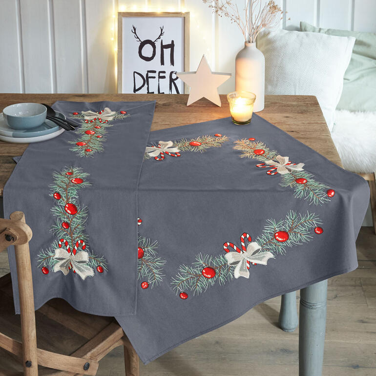 Tischwäsche in grauem Design mit Weihnachtsmotiven.