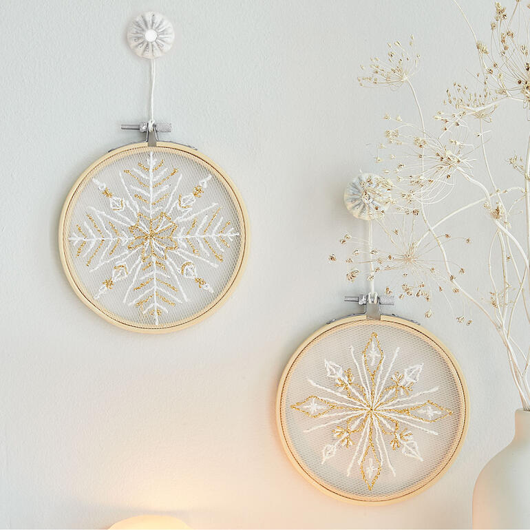 Zwei Tüll-Stickbilder im Set mit Ornamenten.