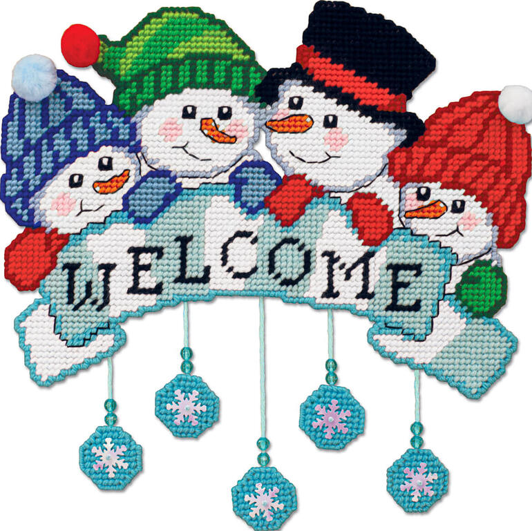 Wand-Deko mit vier Schneemännern und dem Schriftzug 'Welcome'.