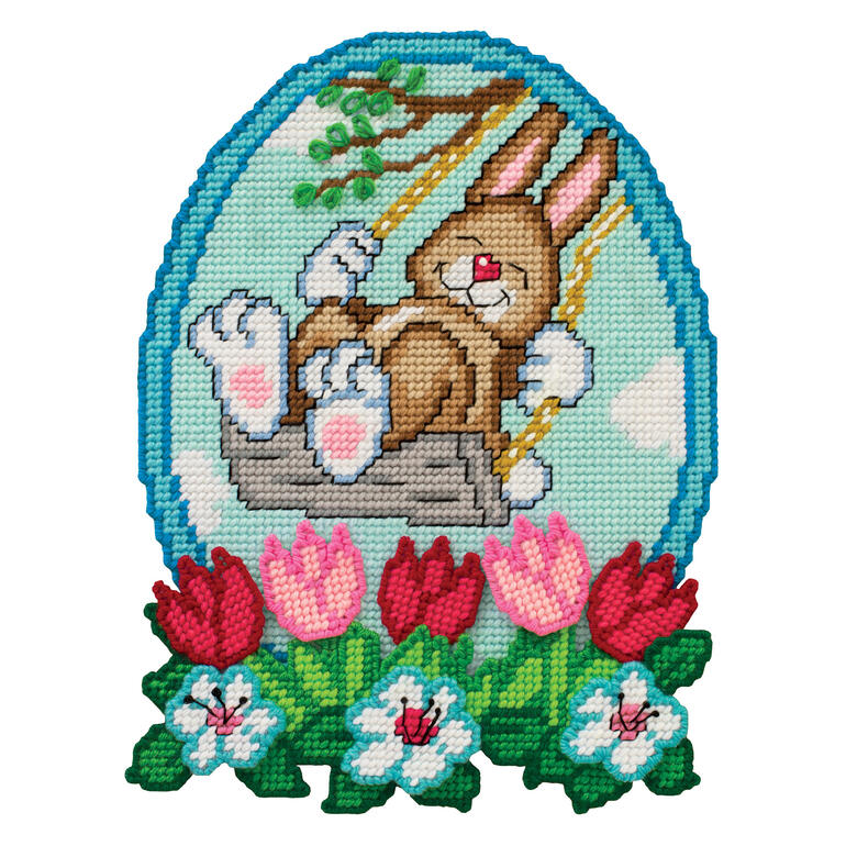 Wanddekoration mit einem lächelnden Hasen auf einer Schaukel