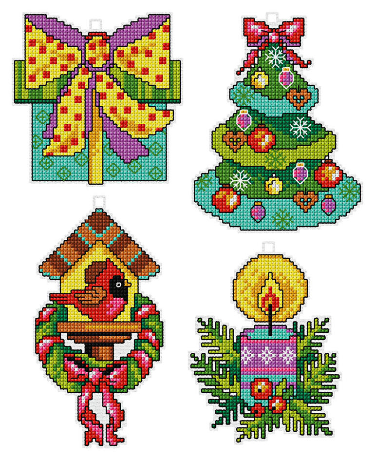 Vier Weihnachtsanhänger mit festlichen Designs.