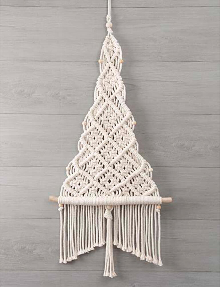 Großer Makramee-Weihnachtsbaum mit fringed Details.