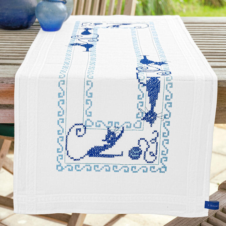 Tischläufer mit blauen Fischen und geometrischem Design