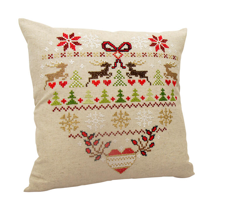 Kissenhülle mit einem weihnachtlichen Muster aus Rentieren und Schneeflocken.