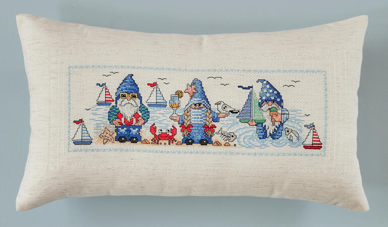 Kissenhülle mit Wichtelmotiven im Sommer, maritime Elemente und fröhliche Farben.