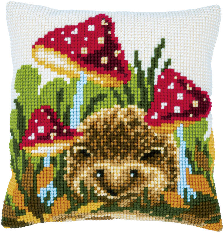 Kreuzstichkissen mit einem Igel und roten Fliegenpilzen in einer Wiese.