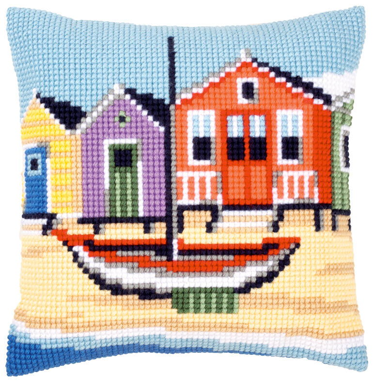Kreuzstichkissen mit bunten Strandhütten und einem Boot.